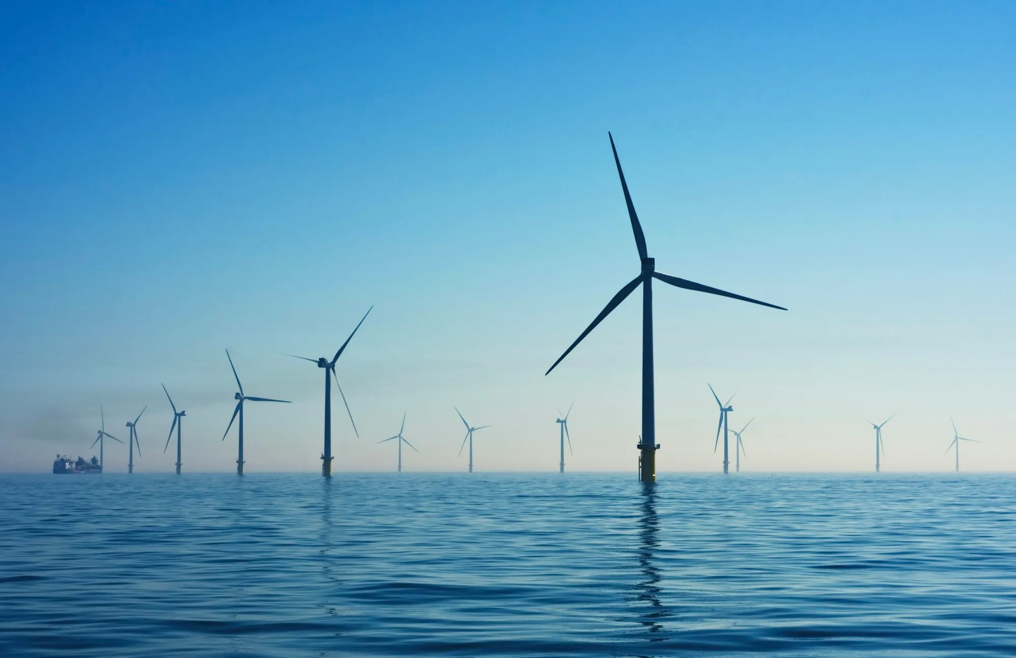 Parco eolico offshore su un mare calmo