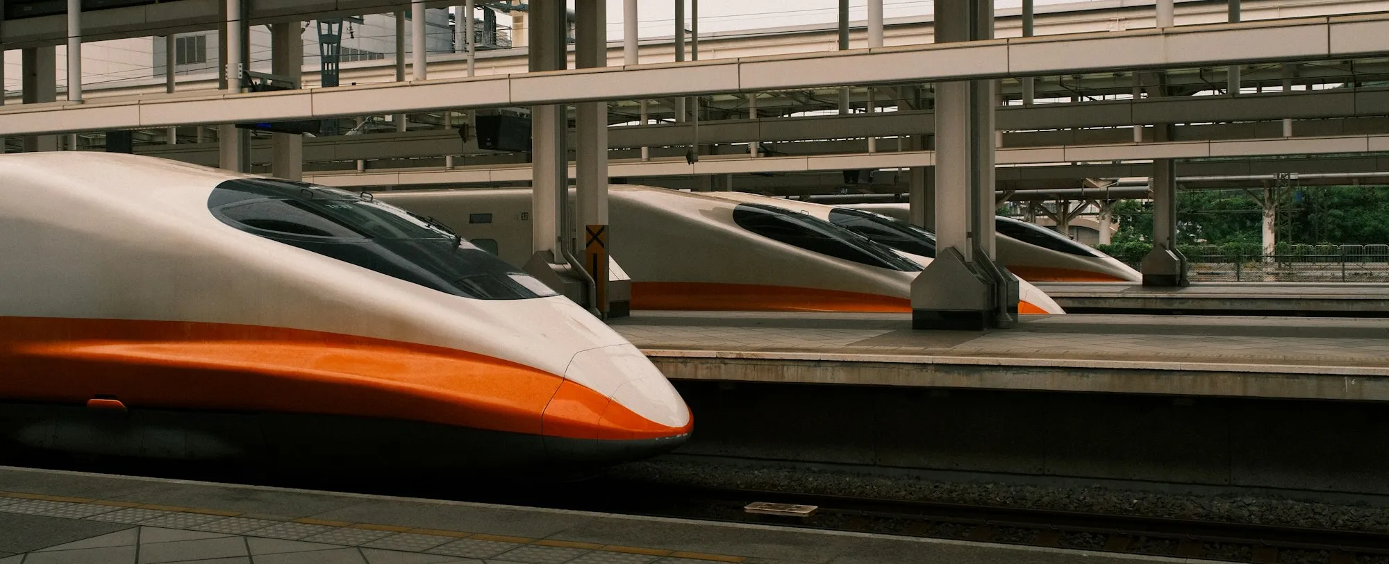 Treni ad alta velocità alla banchina di una stazione
